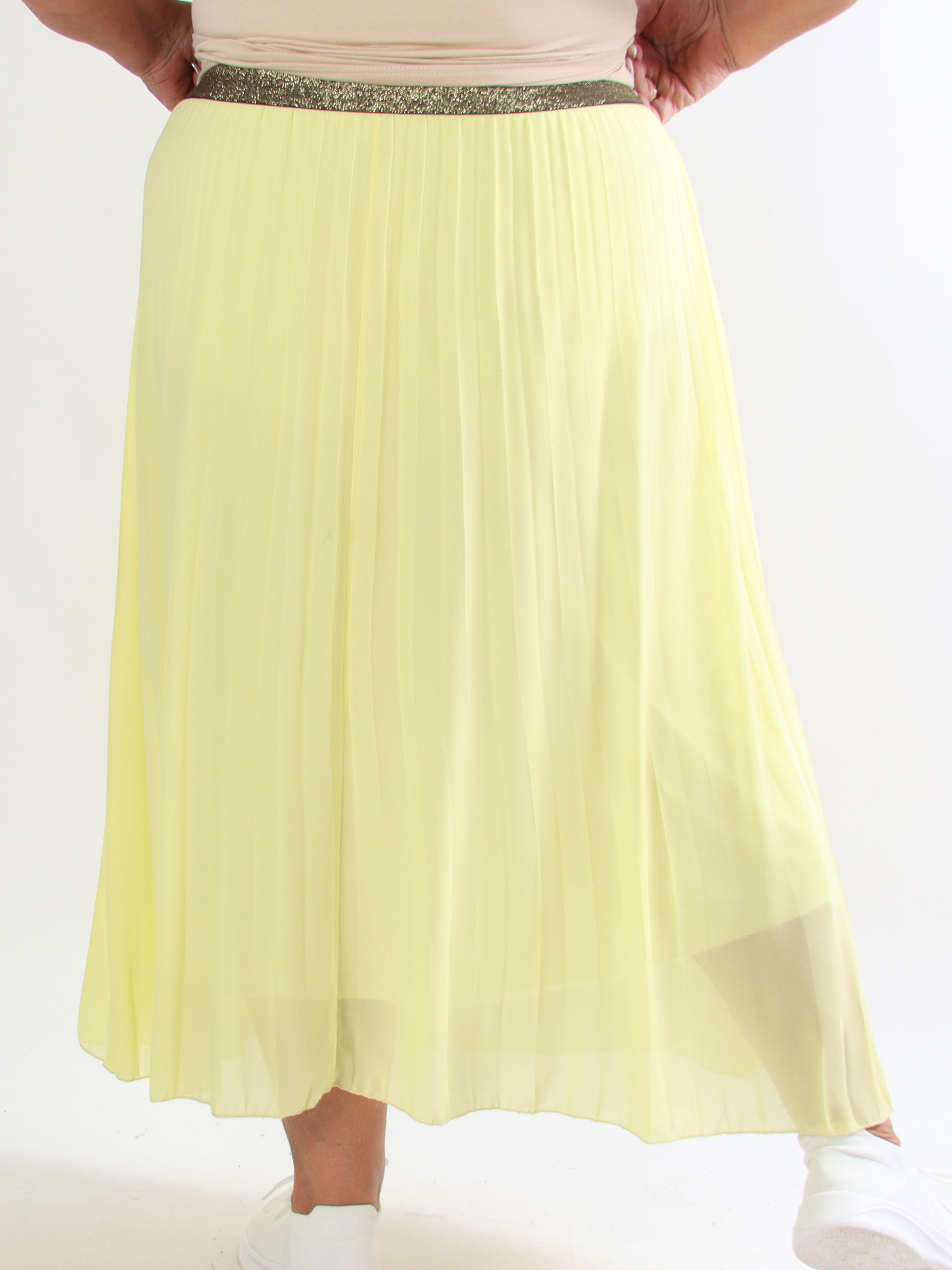 Kirila - Plisseret plus size nederdel i let chiffon med gylden elastikkant